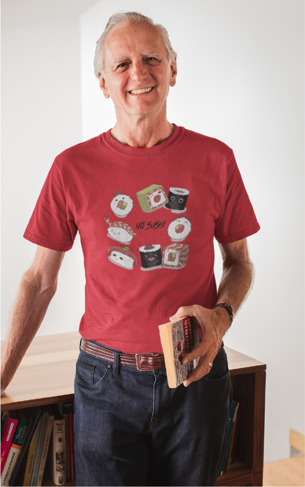 Sur cette image on peut voir un t-shirt homme personnalisé "No sushi" avec des images de sushi autour. Il est imprimé au sein de notre boutique qui se trouve à Caissargues à coté de Nîmes dans le Gard