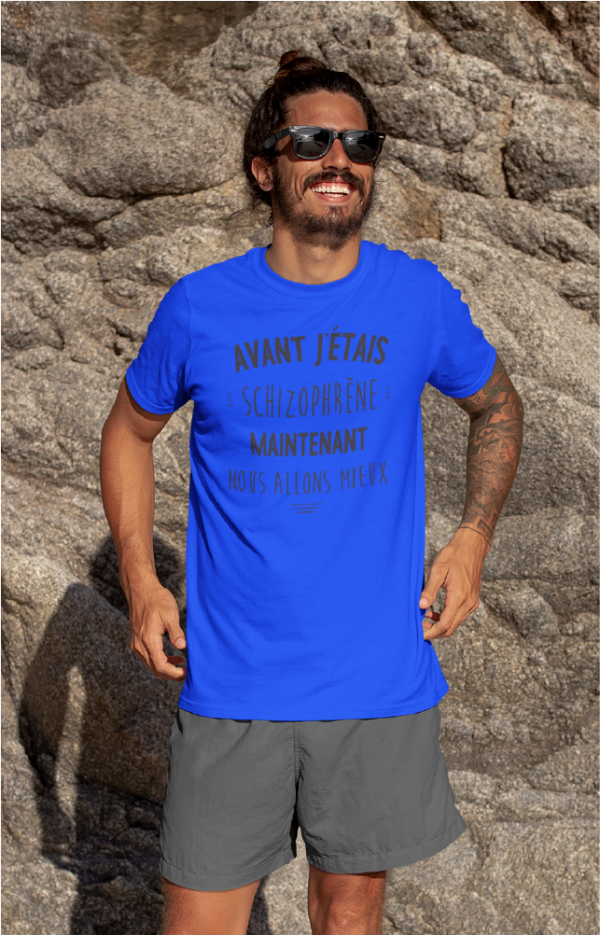 Sur cette image on peut voir un t-shirt homme personnalisé "Avant j'étais schizophrène maintenant nous allons mieux". Il est imprimé au sein de notre boutique qui se trouve à Caissargues à coté de Nimes dans le Gard