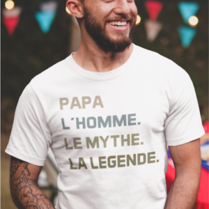 Sur cette image on peut voir un t-shirt homme personnalisé "Papa l'homme le mythe la légende". Il est imprimé au sein de notre boutique qui se trouve à Caissargues à coté de Nimes dans le Gard.