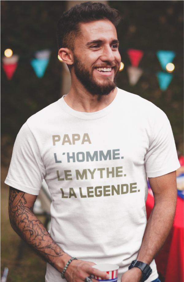 Sur cette image on peut voir un t-shirt homme personnalisé "Papa l'homme le mythe la légende". Il est imprimé au sein de notre boutique qui se trouve à Caissargues à coté de Nimes dans le Gard.