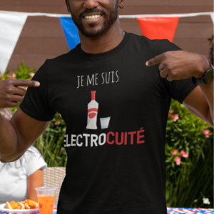 Sur cette image on peut voir un t-shirt homme personnalisé "Je me suis éléctrocuité" avec l'image d'une bouteille d'alcool et un verre. Il est imprimé au sein de notre boutique qui se trouve à Caissargues à coté de Nimes dans le Gard