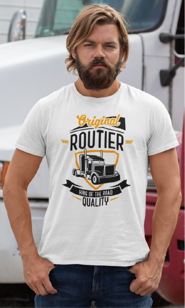 Sur cette image on peut voir un t-shirt homme personnalisé "Original routier king of the road quality" avec l'image d'un camion. Il est imprimé au sein de notre boutique qui se trouve à Caissargues à coté de Nimes dans le Gard