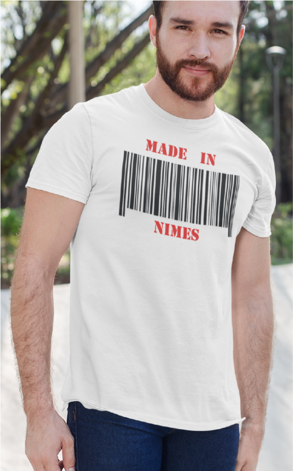 Sur cette image on peut voir un t-shirt personnalisé "Made in Nîmes" avec l'image d'un code barre. Il est imprimé au sein de notre boutique qui se trouve à Caissargues à coté de Nîmes dans le Gard