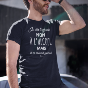 Sur cette image on peut voir un t-shirt personnalisé "Je dis toujours non à l'alcool mais il ne m'écoute jamais". Ce t-shirt homme est personnalisé au sein de notre boutique qui se situe à Caissargues à coté de Nîmes dans le Gard.