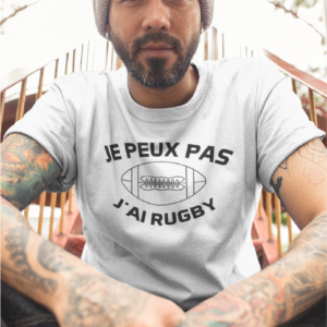 Sur cette image on peut voir un t-shirt personnalisé "Je peux pas j'ai rugby" avec un ballon de rugby. Ce t-shirt homme est personnalisé au sein de notre boutique qui se situe à Caissargues à coté de Nîmes dans le Gard.