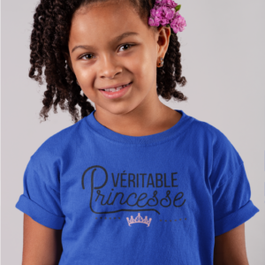 Sur cette image on peut voir un t-shirt personnalisé "Véritable princesse". Il est imprimé au sein de notre boutique l'usine du t-shirt à Caissargues dans le Gard.
