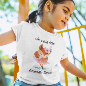 Sur cette image on peut voir un t-shirt personnalisé "Je vais être grande soeur" avec une image de renarde danseuse. Ce t-shirt enfant est personnalisé au sein de notre boutique qui se situe à Caissargues à coté de Nîmes dans le Gard.
