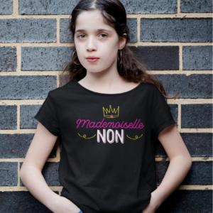 Sur cette image on peut voir un t-shirt personnalisé "Mademoiselle non" avec une couronne. Ce t-shirt enfant est personnalisé au sein de notre boutique qui se situe à Caissargues à coté de Nîmes dans le Gard.