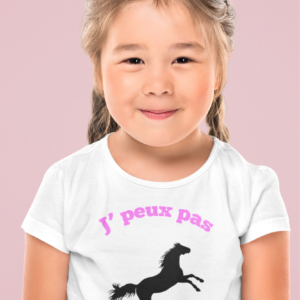 Sur cette image on peut voir un t-shirt personnalisé "Je peux pas j'ai cheval" avec un cheval. Il est imprimé au sein de notre boutique l'usine du t-shirt à Caissargues dans le Gard.