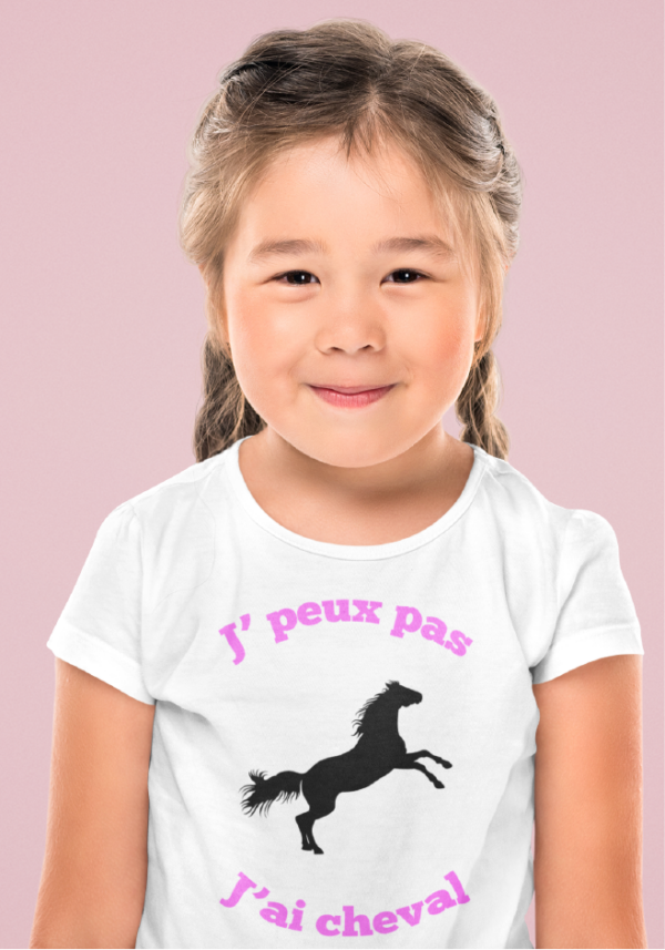 Sur cette image on peut voir un t-shirt personnalisé "Je peux pas j'ai cheval" avec un cheval. Il est imprimé au sein de notre boutique l'usine du t-shirt à Caissargues dans le Gard.