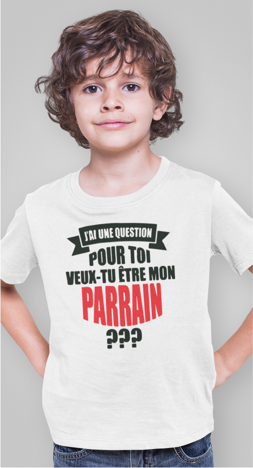 Sur cette image on peut voir un t-shirt personnalisé "J'ai une question pour toi veux-tu être mon parrain ?". Ce t-shirt enfant est personnalisé au sein de notre boutique qui se trouve à Caissargues à coté de Nîmes dans le Gard.
