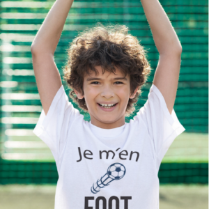 Sur cette image on peut voir un t-shirt personnalisé "Je m'en foot" avec un ballon de foot. Il est imprimé au sein de notre boutique à Caissargues dans le Gard.