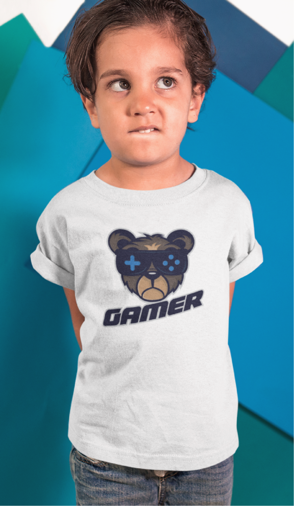 Sur cette image on peut voir un t-shirt personnalisé "Gamer" avec une tête d'ours à lunettes. Il est imprimé au sein de notre boutique l'usine du t-shirt à Caissargues dans le Gard.