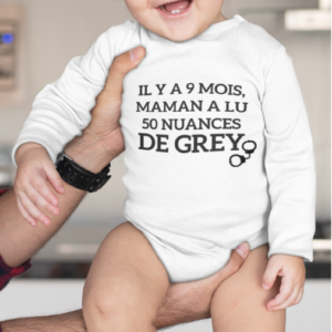 Sur cette image on peut voir un body personnalisé "Il y a 9 mois maman a lu 50 nuances de Grey" avec une paire de menottes. Il est imprimé au sein de notre boutique l'usine du t-shirt à Caissargues dans le Gard.