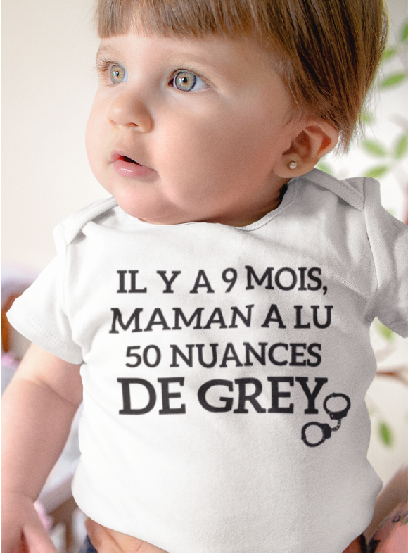 Sur cette image on peut voir un body personnalisé "Il y a 9 mois maman à lu 50 nuances de grey". Il est imprimé au sein de notre boutique à Caissargues dans le Gard.