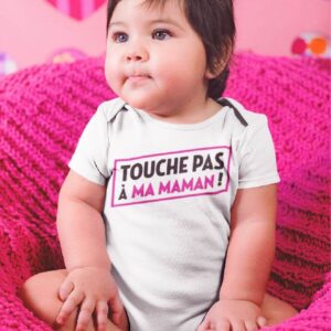 Sur cette image on peut voir un body personnalisé "Touche pas à ma maman". Il est imprimé au sein de notre boutique l'usine du t-shirt à Caissargues dans le Gard.