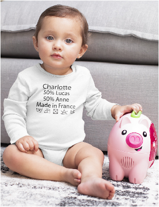Sur cette image, on peut voir un body personnalisé "Charlotte 50% Lucas 50% Anne Made in france". Il est porté par un bébé blond. Ce body est personnalisé à Caissargues dans le Gard.