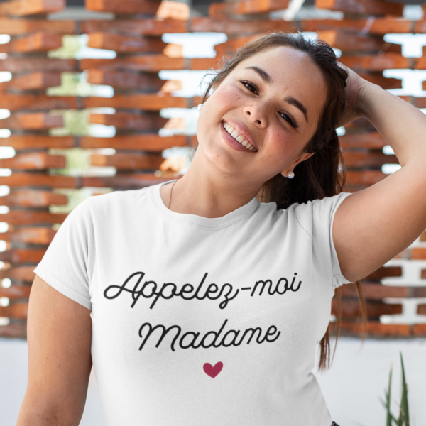 Sur cette image on peut voir un t-shirt personnalisé "Appelez-moi madame" avec un petit coeur. Ce t-shirt est imprimé au sein de notre boutique qui se trouve à Caissargues à coté de Nîmes dans le Gard.