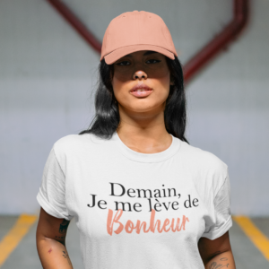 Sur cette image on peut voir un t-shirt personnalisé "Demain je me lève de bonheur". Ce t-shirt femme est imprimé au sein de notre boutique qui se trouve à Caissargues à coté de Nîmes dans le Gard.