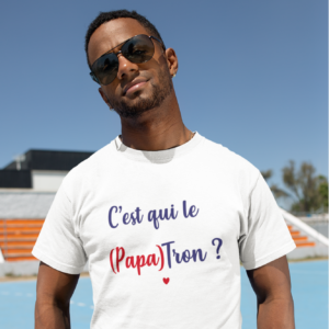 Sur cette image on peut voir un t-shirt personnalisé "C'est qui le papatron" avec un petit cœur. Ce t-shirt homme est imprimé au sein de notre boutique qui se trouve à Caissargues à coté de Nîmes dans le Gard.