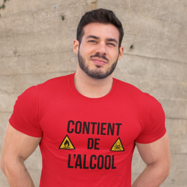 Sur cette image on peut voir un t-shirt personnalisé "Contient de l'alcool" avec deux panneaux attention. Ce t-shirt est imprimé au sein de notre boutique qui se situe à Caissargues à coté de Nîmes dans le Gard.