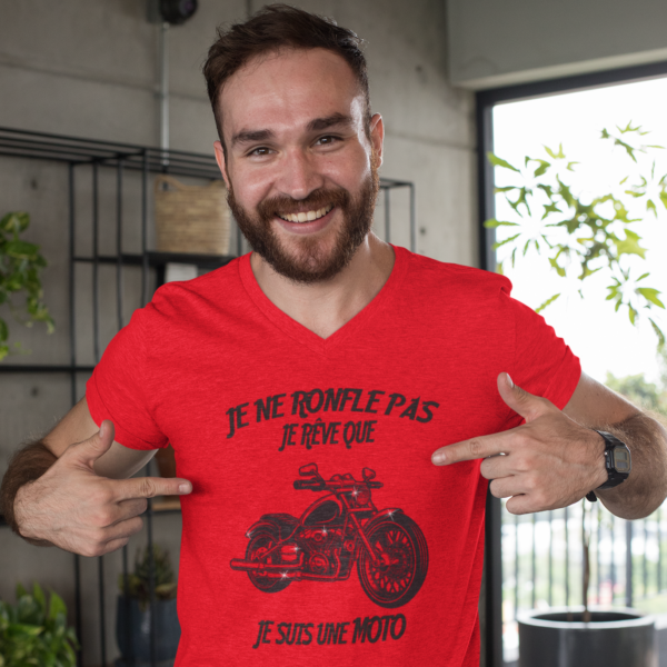 Sur cette image on peut voir un t-shirt personnalisé "Je ne ronfle pas je rêve que je suis une moto" avec l'image d'une jolie moto. Ce t-shirt homme est imprimé au sein de notre boutique qui se trouve à Caissargues à coté de Nîmes dans le Gard