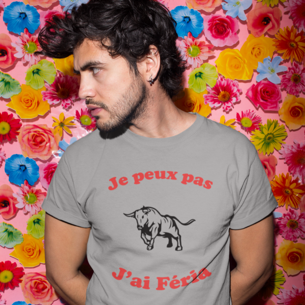 Sur cette image on peut voir un t-shirt personnalisé "Je ne peut pas j'ai féria" avec l'image d'un taureau de camargues. Ce t-shirt est imprimé au sein de notre boutique qui se trouve à Caissargues à coté de Nîmes dans le Gard