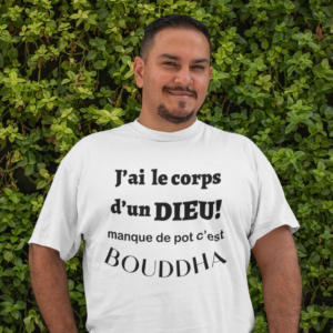 Sur cette image on peut voir un t-shirt personnalisé "J'ai le corp d'un dieu ! Manque de pot c'est BOUDDHA". Il est imprimé au sein de notre boutique qui se trouve à Caissargues à coté de Nîmes dans le Gard