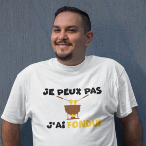 Sur cette image on peut voir un t-shirt personnalisé "Je peux pas j'ai fondue" avec l'image d'une fondue. Ce t-shirt homme est imprimé au sein de notre boutique qui se trouve à Caissargues à coté de Nîmes dans le Gard