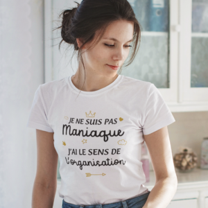 Sur cette image on peut voir un t-shirt personnalisé "Je ne suis pas Maniaque j'ai le sens de l'organisation". Il est imprimé au sein de notre boutique qui se trouve à Caissargues à coté de Nîmes dans le Gard