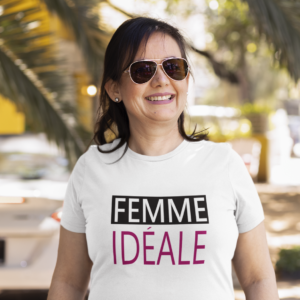 Sur cette image on peut voir un t-shirt imprimé "Femme idéale". Il est imprrimé au sein de notre boutique qui se trouve à Caissargues à coté de Nîmes dans le Gard