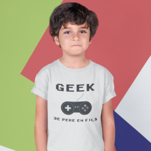 Sur cette image on peut voir un t-shirt personnalisé "Geek de père en fils" avec l'image d'une manette de jeux vidéo. Il est imprimé au sein de notre boutique qui se trouve à Caissargues à coté de Nîmes dans le Gard