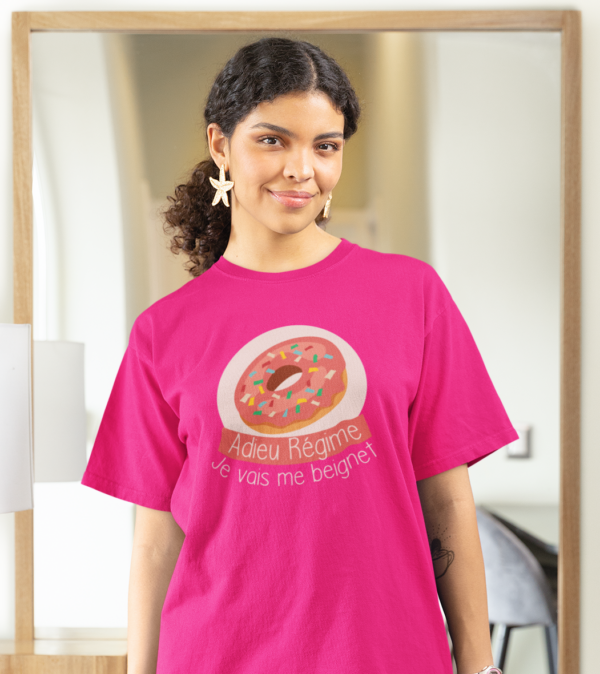 Sur cette image on peut voir un t-shirt femme personnalisé "Adieu régime je vais me beignet" avec l'image d'un donut". Il est imprimé a sain de notre boutique qui se trouve à Caissargues à coté de Nîmes dans le Gard.