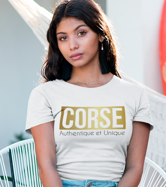 Sur cette image on peut voir un t-shirt femme personnalisé " Corse authentique et unique". Il est imprimé au sain de notre boutique qui se trouve à Caissargues à coté de Nîmes dans le Gard.