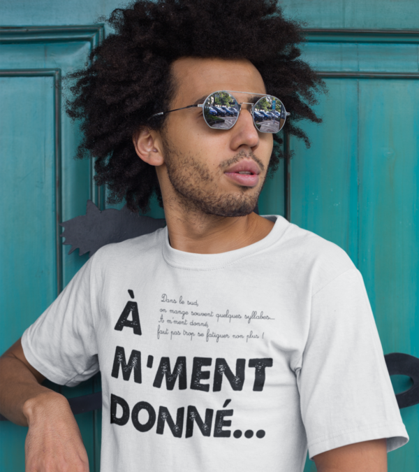 Sur cette image ont peut voir un t-shirt homme personnalisé "A m'ment donné". Il est imprimé au sain de notre boutique qui se trouve à Caissargues à coté de Nîmes dans le Gard.