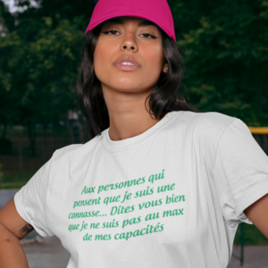 Sur cette image on peut voir un t-shirt femme personnalisé "Aux personnes qui pensent que je suis une connasse... Dites vous bien que je ne suis pas au max de mes capacités". Il est imprimé au sein de notre boutique qui se trouve à Caissargues à coté de Nîmes dans le Gard.