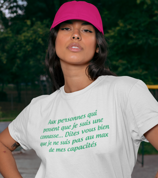 Sur cette image on peut voir un t-shirt femme personnalisé "Aux personnes qui pensent que je suis une connasse... Dites vous bien que je ne suis pas au max de mes capacités". Il est imprimé au sein de notre boutique qui se trouve à Caissargues à coté de Nîmes dans le Gard.