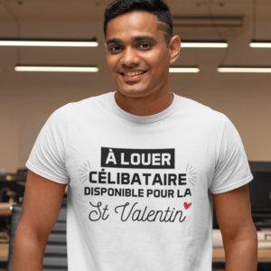 Sur cette image on peut voir un t-shirt personnalisé "A louer célibataire pour la st valentin". Il est imprimé au sain de notre boutique qui se trouve à Caissargues à coté de Nîmes dans le Gard.