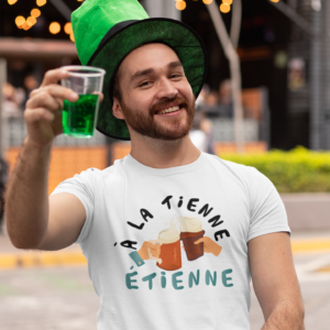 Sur cette image on peut voir un t-shirt personnalisé "A la tienne Etienne" avec des images de chopes de bières. Il est imprimé au sein de notre boutique qui se trouve à Caissargues à coté de Nîmes dans le Gard.