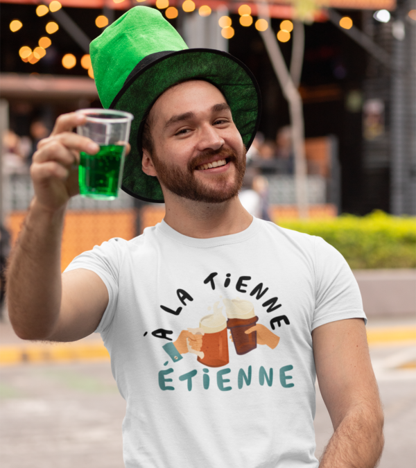 Sur cette image on peut voir un t-shirt personnalisé "A la tienne Etienne" avec des images de chopes de bières. Il est imprimé au sein de notre boutique qui se trouve à Caissargues à coté de Nîmes dans le Gard.