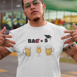 Sur cette image on peut voir un t-shirt homme personnalisé "Bar + 5" avec des verres d'alcool. Il est imprimé au sein de nitre boutique qui se trouve à Caissargues à coté de Nîmes dans le Gard.
