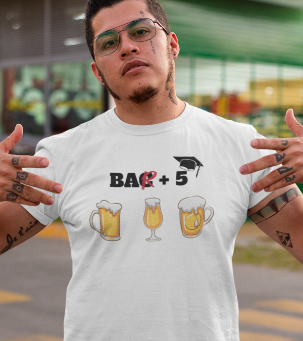 Sur cette image on peut voir un t-shirt homme personnalisé "Bar + 5" avec des verres d'alcool. Il est imprimé au sein de nitre boutique qui se trouve à Caissargues à coté de Nîmes dans le Gard.