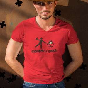 Sur cette image on voit un t-shirt homme personnalisé "Adopte un pack". Il est imprimé au saint de notre boutique qui se trouve à Caissargues à coté de Nîmes dans le Gard